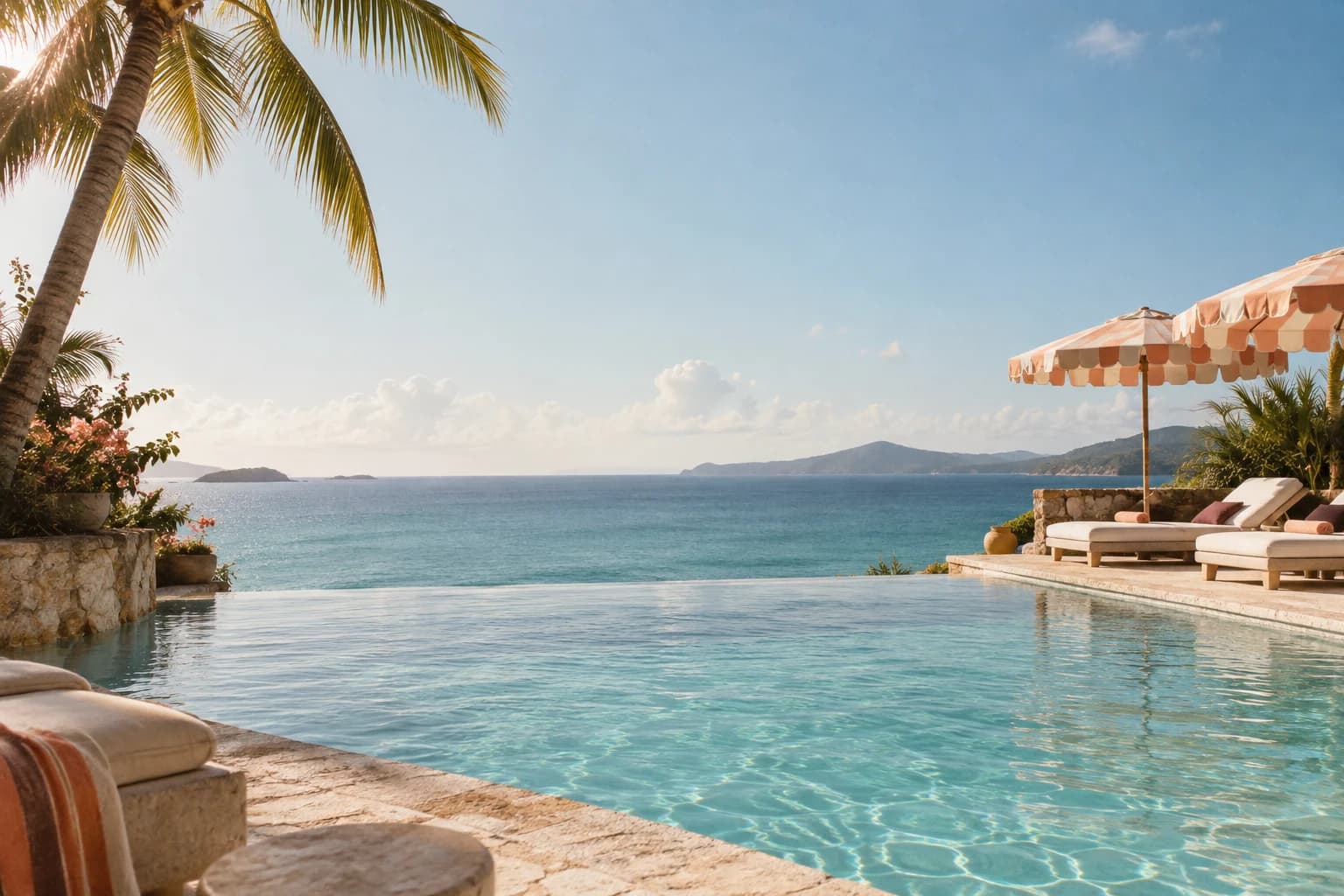 Piscine et parasols au bord de la mer, visuel d’ambiance Soltrava