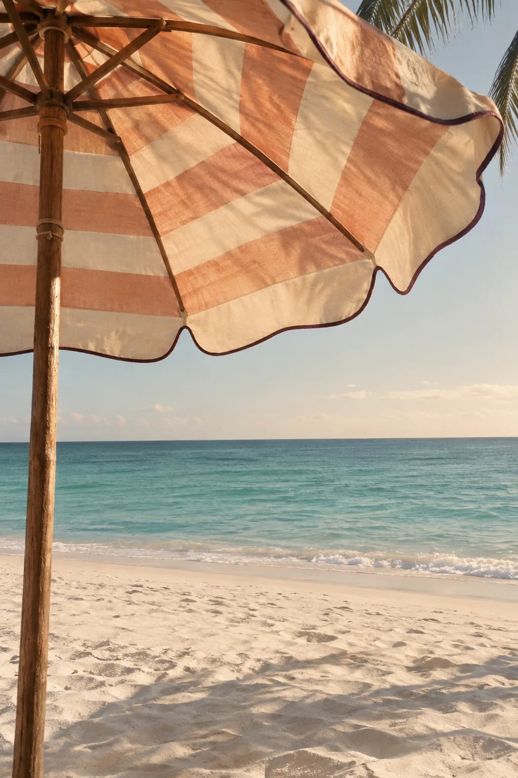 Parasol pêche et crème face à la mer, scène d’ambiance imaginée pour Soltrava